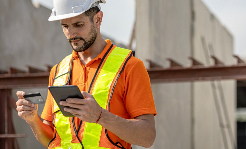 Professionnel sur chantier utilisant SolucePay